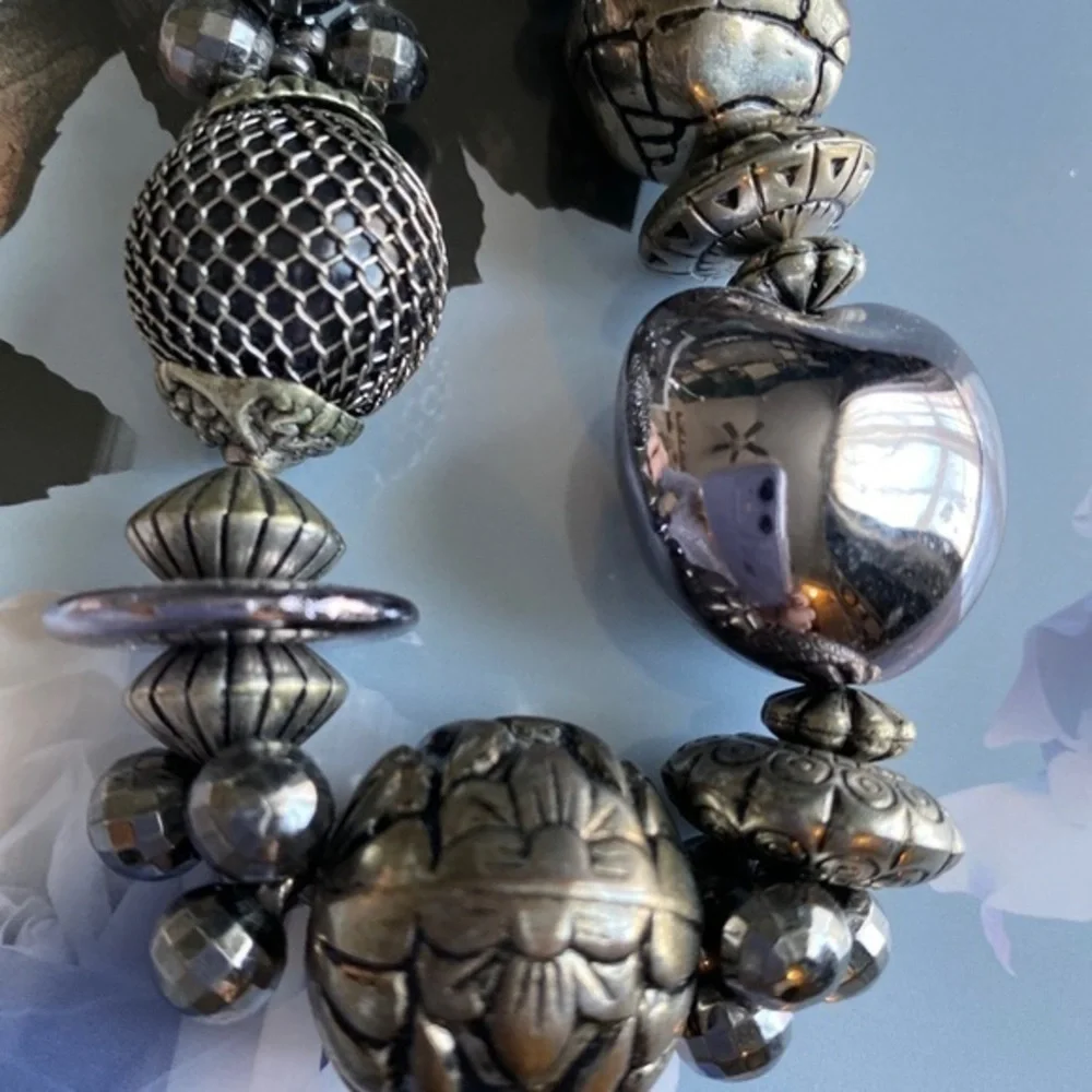 Short, Large Beads Necklace